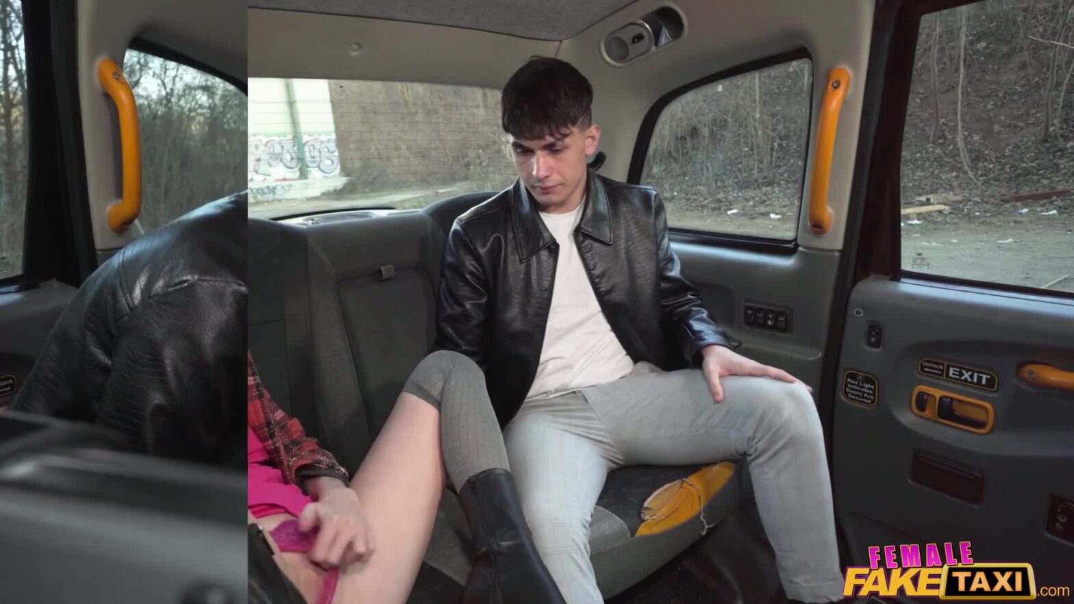 Nữ lái xe taxi lồn hồng thanh toán bằng bj nuốt tinh